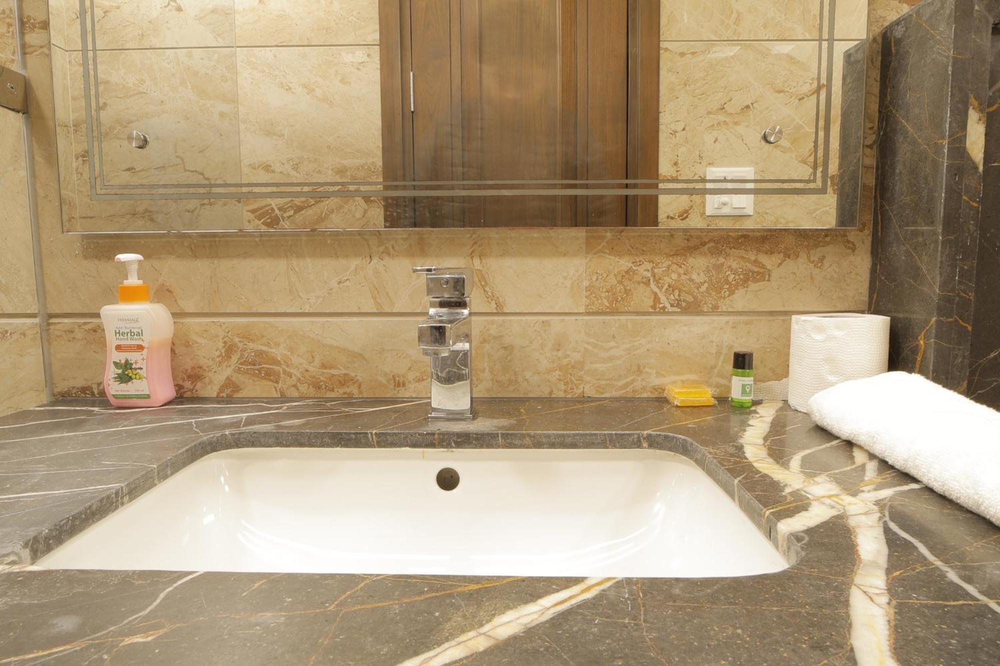 Bed and Breakfast Under My Roof Superio Nueva Delhi Exterior foto